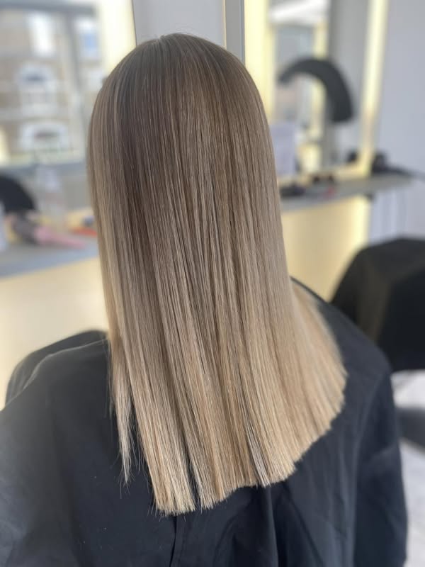 Coiffage et nuances blondes réalisés au salon AM Coiffure