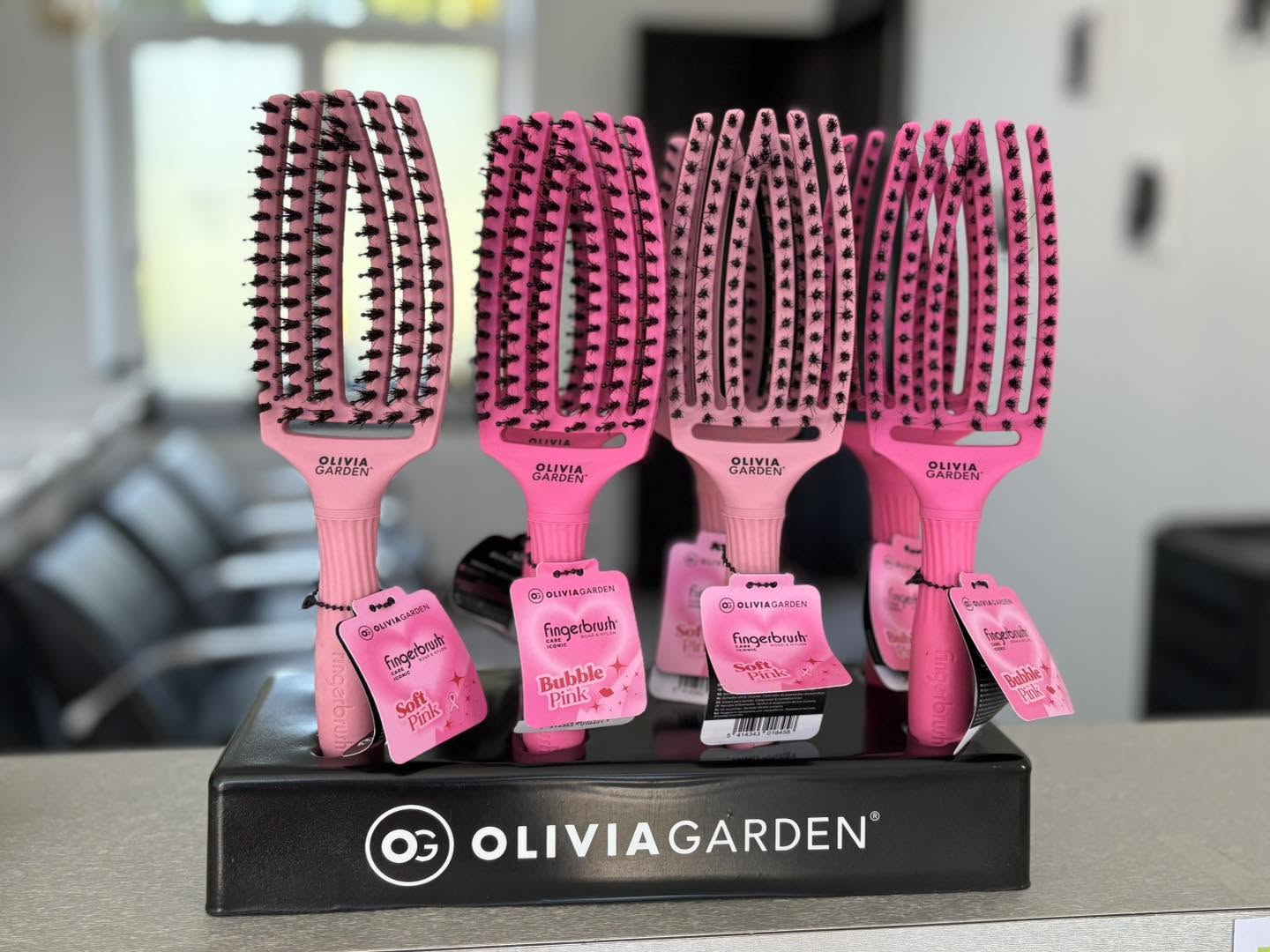Brosses Olivia Garden roses présentées au salon AM Coiffure